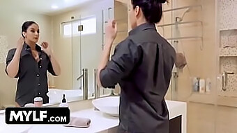 Mong Muốn Sinh Nhật Của Mẹ Kế Trở Thành Hiện Thực Với Con Trai Kế Trong Một Video Nóng Bỏng.