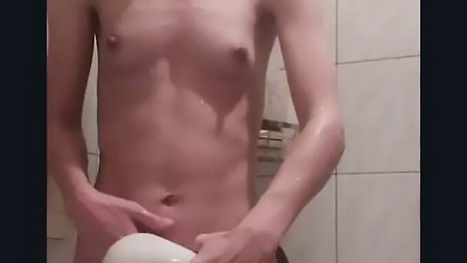 Hete Douche Masturbatie Van Een Poolse Tiener