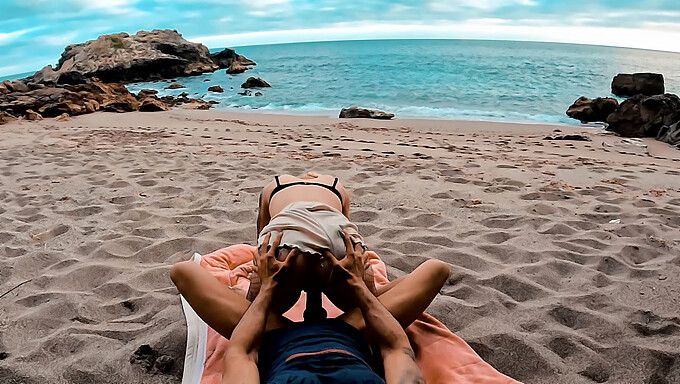 Casal Amador Desfruta De Sexo Na Praia Com Sua Namorada Tarada..