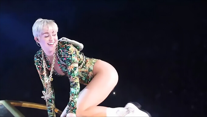 Màn Trình Diễn Kích Thích Tinh Dịch Của Miley Cyrus Trong Video Tự Quay