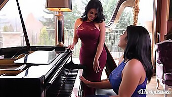 Vollbusige Latina-Milfs Kesha Und Sheila Ortega Spielen Mit Einem Vibrator Und Lecken Sich Gegenseitig Die Muschis