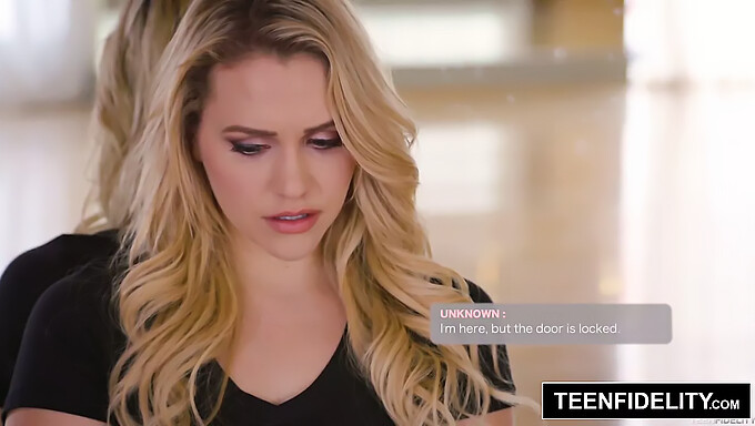 Mia Malkova Zapeljivo Izsiljuje Bankirja S Svojo Pohotno Zadnjo Stranjo V Teenfidelity