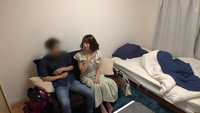 Japansk Babe I Undertøy Gir En Blowjob Og Blir Knullet