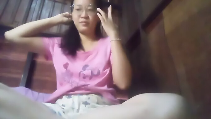 Cô Gái Châu Á Tuổi Teen Khoe Thân Hình Săn Chắc Trong Video Tình Dục Tự Làm