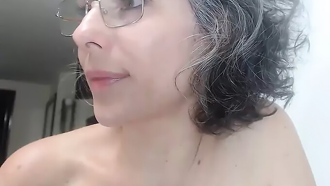 Mamma Matura Con Capelli Grigi Si Masturba In Un Video Da Sola