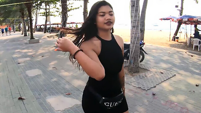 Eine Thailändische Teenagerin Mit Einem Großen Hintern Arbeitet Mit Einem Touristen Zusammen, Der Einen Großen Penis Hat, Um Einen Selbstgemachten Erwachsenenfilm Zu Produzieren