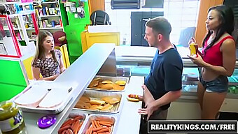 Reality Kings' Money Talks: Adrian Maya En Alice March Hebben Een Hete Ontmoeting Op Een Hotdogstand