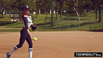 Seks Hardcore Pelatih Softball Yang Bugar Dengan Remaja Yang Dicukur