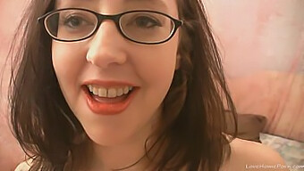 Una Teenager Nerd Dai Capelli Scuri Offre Una Performance Orale Appassionata In Stile Pov.