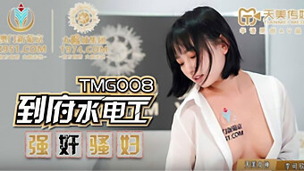 一个亚洲少女以她最喜...