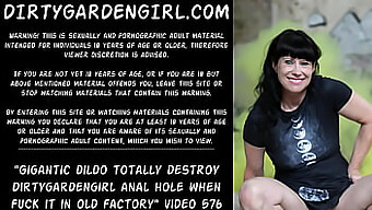 Dirtygardengirl Experimenta Intensa Penetração Anal Com Um Enorme Dildo Em Uma Fábrica Deserta.