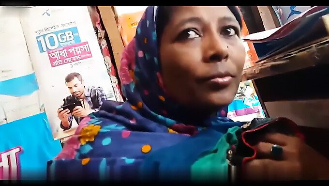 Une Femme Bangladaise Mature Révèle Ses Gros Seins À Son Partenaire