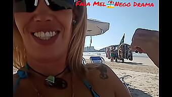 Pov Video, Kako Blondinka Razkazuje Svoje Premoženje Na Prepolni Plaži