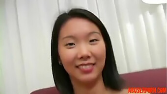 小个子亚洲女孩,18...