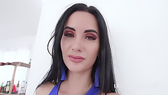 Megan Venturi Enfrenta Dupla Penetração Com Brinquedos Sexuais E Uma Gozada Facial